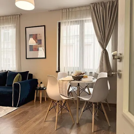 Centre Apt. With Parking For 4 Guests Daire