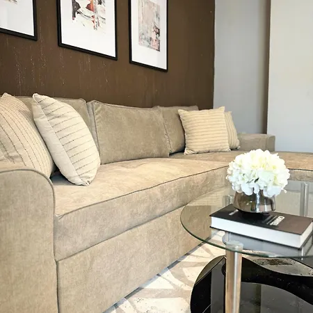 Centre Apt. With Parking For 4 Guests Daire