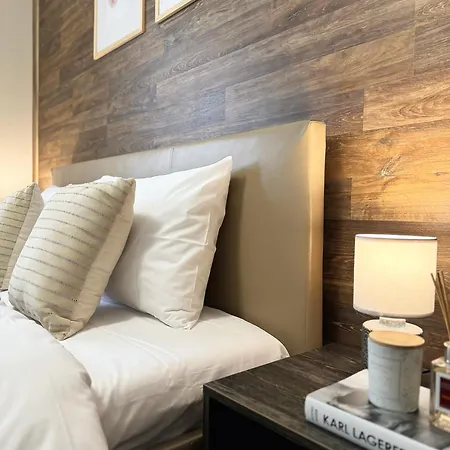 Centre Apt. With Parking For 4 Guests Daire