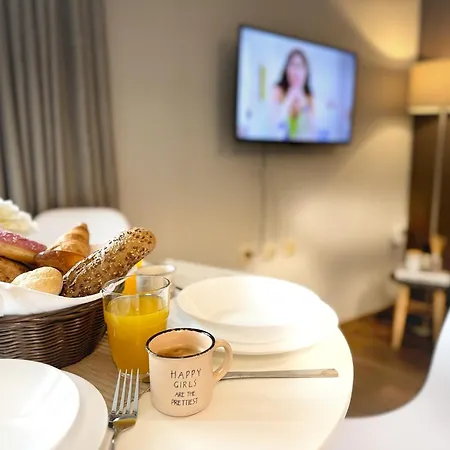 Centre Apt. With Parking For 4 Guests Апартаменты *