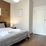 Centre Apt. With Parking For 4 Guests 公寓 *