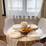 Centre Apt. With Parking For 4 Guests *