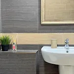 Centre Apt. With Parking For 4 Guests 公寓 *