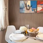 Centre Apt. With Parking For 4 Guests 公寓 *
