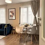 Centre Apt. With Parking For 4 Guests 公寓