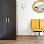 Centre Apt. With Parking For 4 Guests