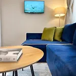 Centre Apt. With Parking For 4 Guests 公寓 *