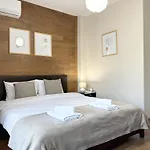 Centre Apt. With Parking For 4 Guests *