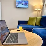 Centre Apt. With Parking For 4 Guests 公寓