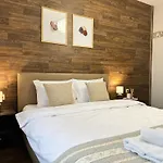 公寓 Centre Apt. With Parking For 4 Guests *