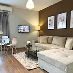 Centre Apt. With Parking For 4 Guests