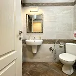Centre Apt. With Parking For 4 Guests *