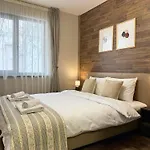 Centre Apt. With Parking For 4 Guests 公寓