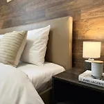 Centre Apt. With Parking For 4 Guests 公寓 *