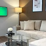 Centre Apt. With Parking For 4 Guests *