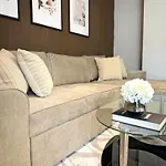 Centre Apt. With Parking For 4 Guests 公寓