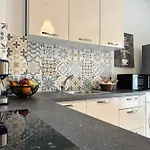 Centre Apt. With Parking For 4 Guests *