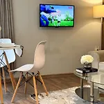 Centre Apt. With Parking For 4 Guests *