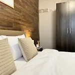 公寓 Centre Apt. With Parking For 4 Guests