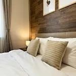 公寓 Centre Apt. With Parking For 4 Guests *