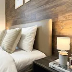 Centre Apt. With Parking For 4 Guests 公寓