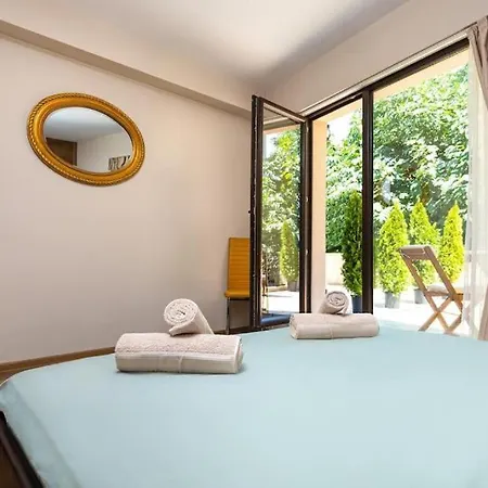Centre Apt. With Parking For 4 Guests