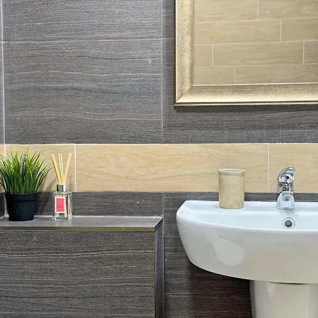 Centre Apt. With Parking For 4 Guests Apartment *