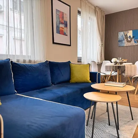 Centre Apt. With Parking For 4 Guests *