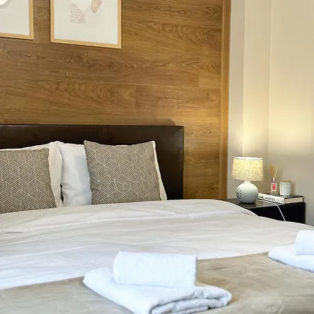 Centre Apt. With Parking For 4 Guests Apartment *