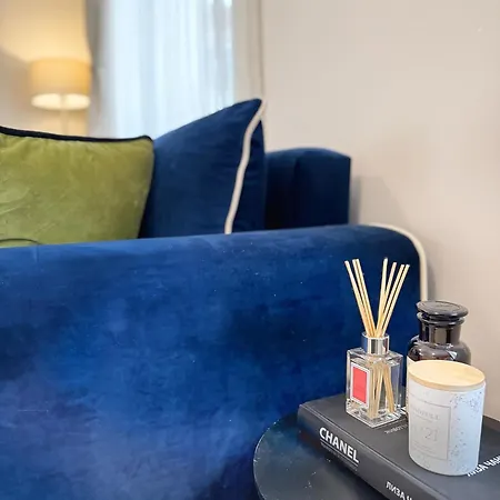 Centre Apt. With Parking For 4 Guests Apartment *