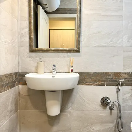 Centre Apt. With Parking For 4 Guests Apartment