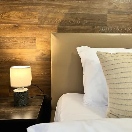 Centre Apt. With Parking For 4 Guests Apartment *