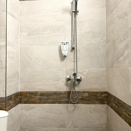 Centre Apt. With Parking For 4 Guests