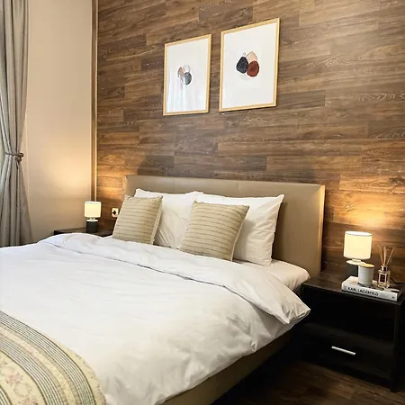 Centre Apt. With Parking For 4 Guests Apartment