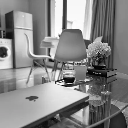 Centre Apt. With Parking For 4 Guests