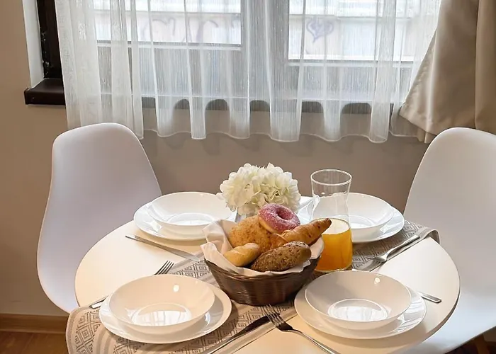 Centre Apt. With Parking For 4 Guests *