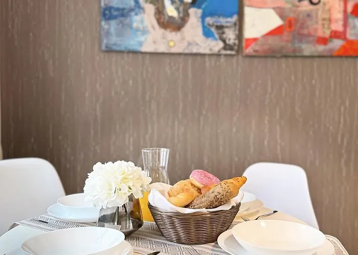 Centre Apt. With Parking For 4 Guests *