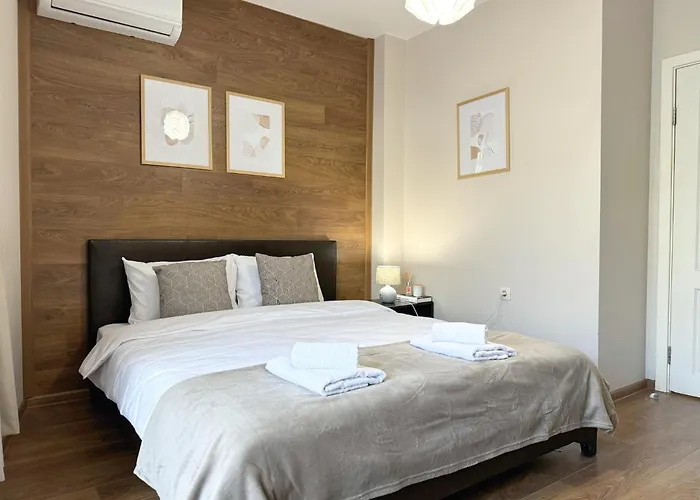 Centre Apt. With Parking For 4 Guests 公寓 *