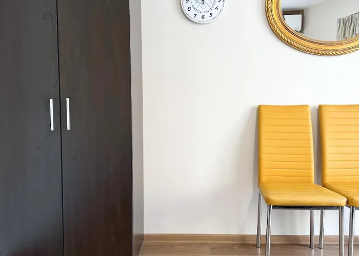 Centre Apt. With Parking For 4 Guests