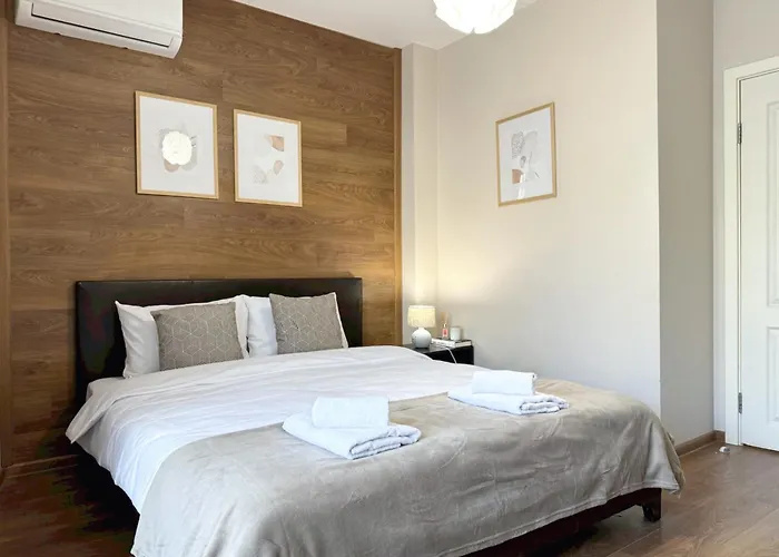 Centre Apt. With Parking For 4 Guests *