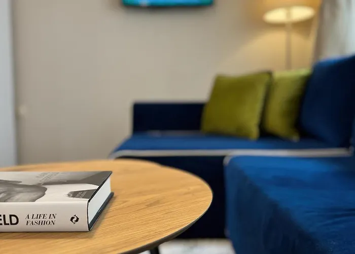 Centre Apt. With Parking For 4 Guests *