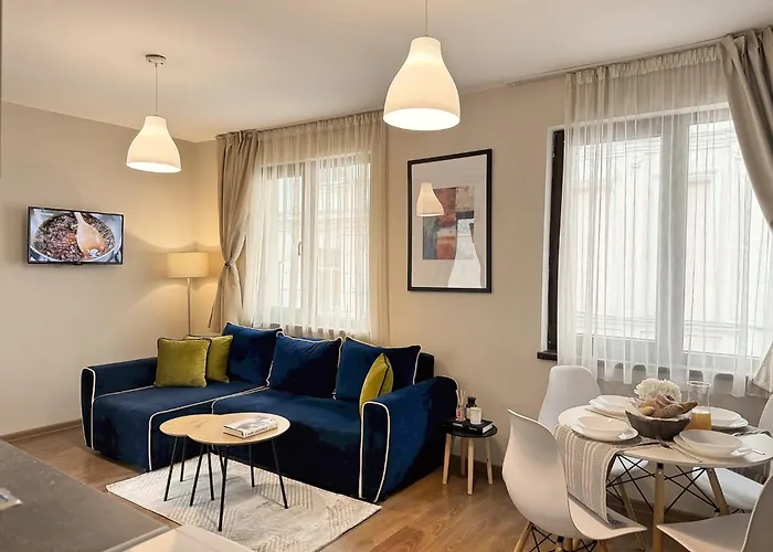 Centre Apt. With Parking For 4 Guests *