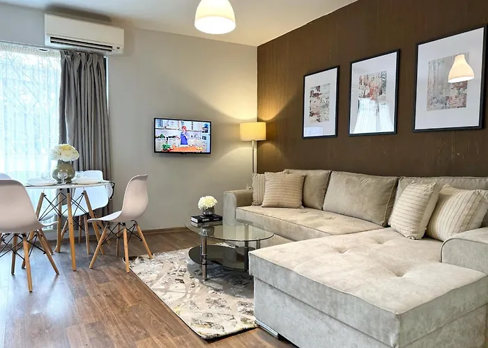 Centre Apt. With Parking For 4 Guests