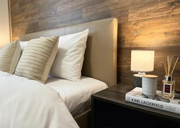 Centre Apt. With Parking For 4 Guests 公寓 *