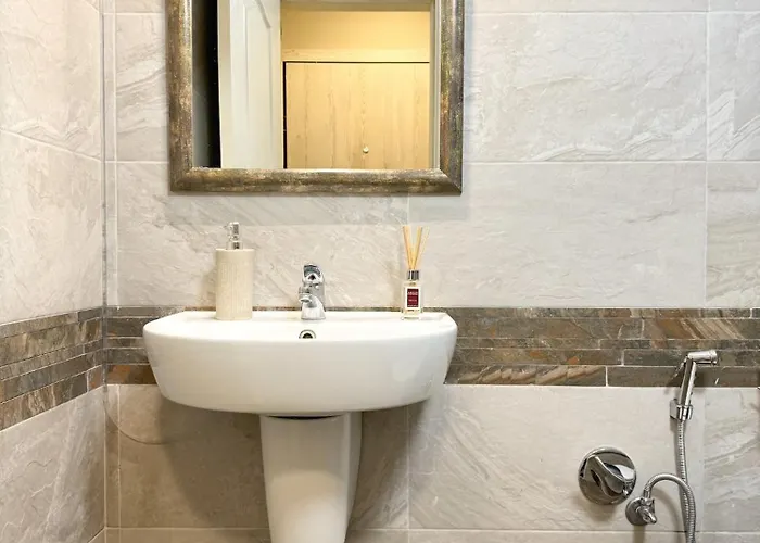 Centre Apt. With Parking For 4 Guests 公寓