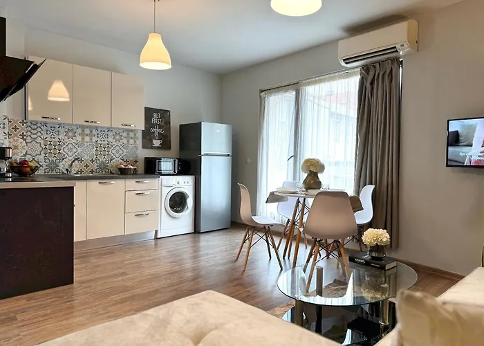 Centre Apt. With Parking For 4 Guests Płowdiw