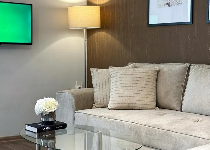 Centre Apt. With Parking For 4 Guests *