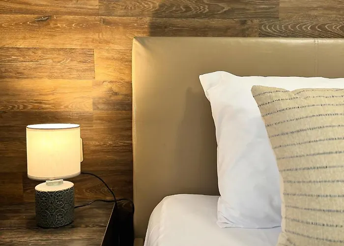 Centre Apt. With Parking For 4 Guests 公寓 *