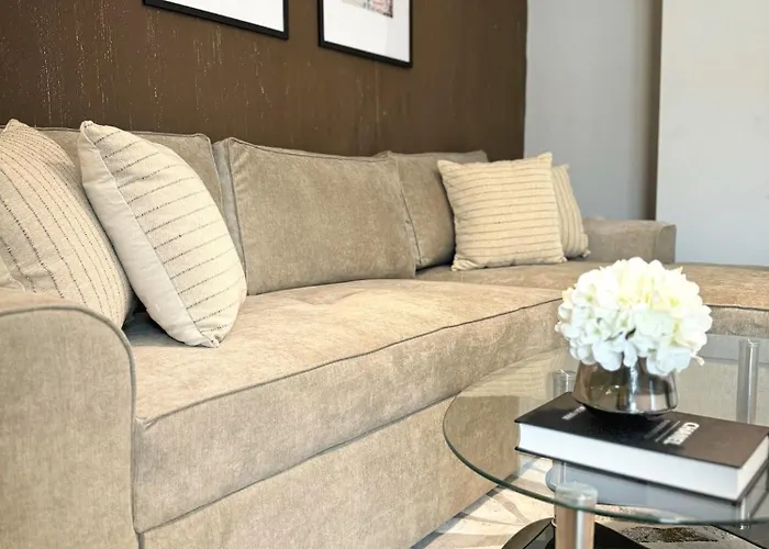 Centre Apt. With Parking For 4 Guests 公寓