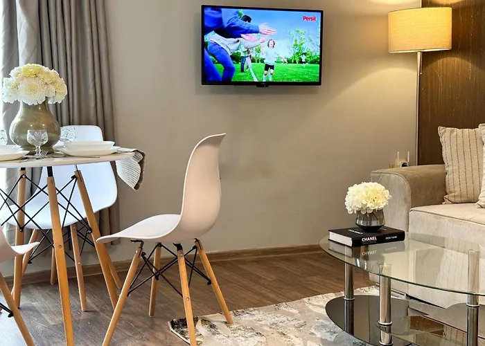 Centre Apt. With Parking For 4 Guests *